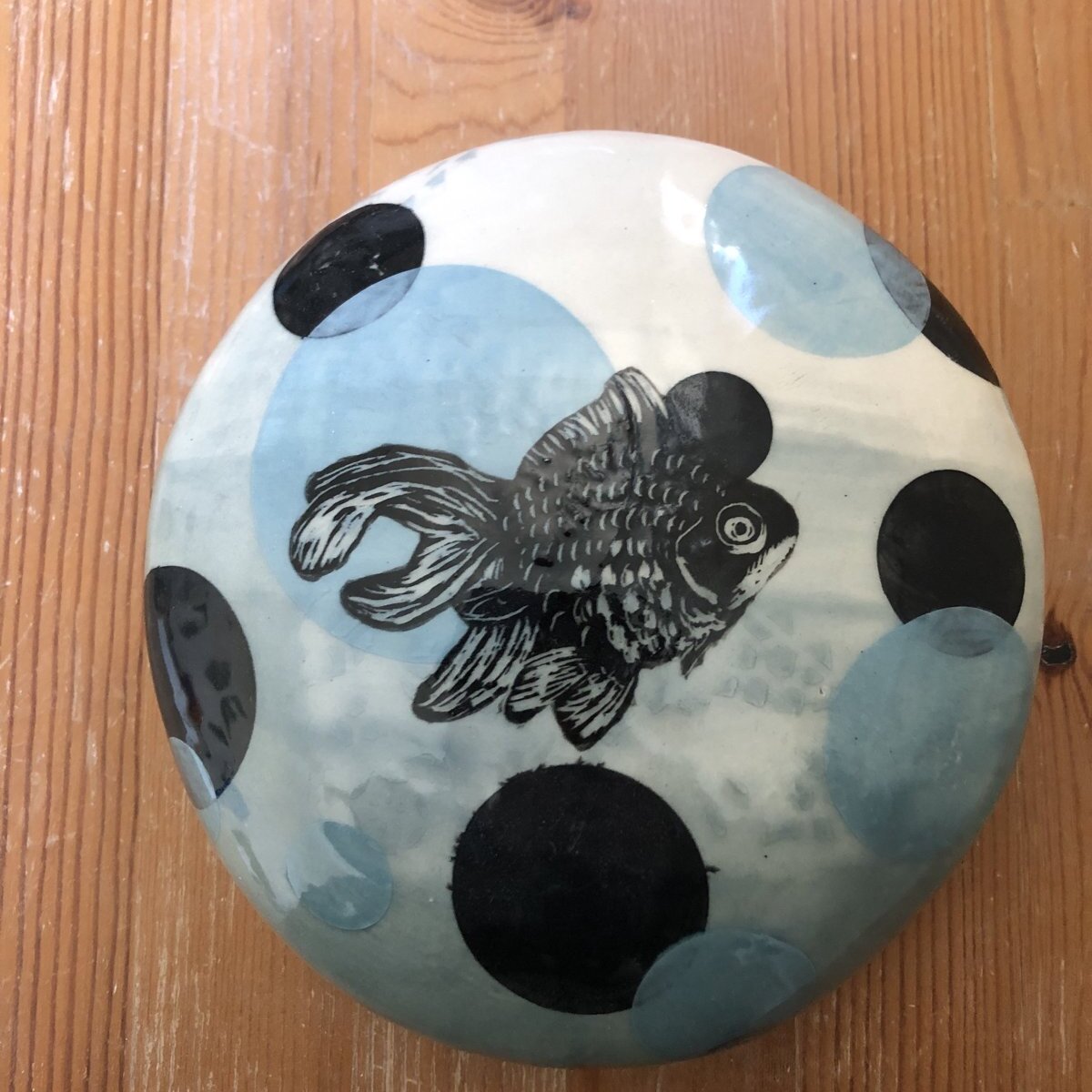 Round dish with a goldfish illustration